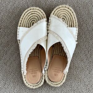 Oasis Society - White and Tan crossover fringe sandal